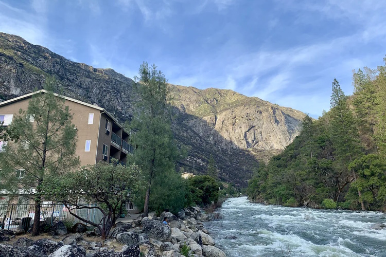 yosemite view lodge uitzicht achterkant kamers.jpg