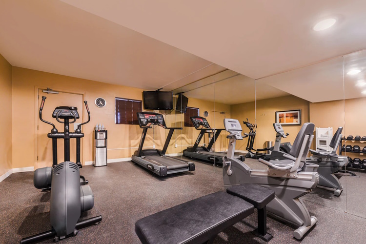 best western plus king's inn and suites gym.jpg