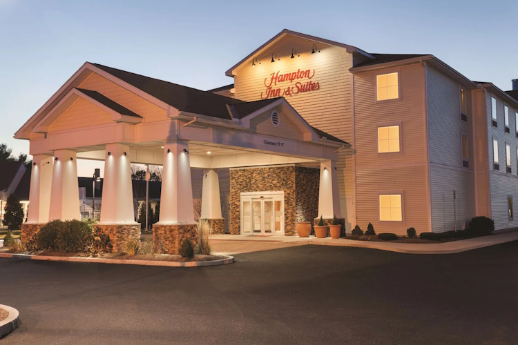 hampton inn suites mystic buitenkant.jpg