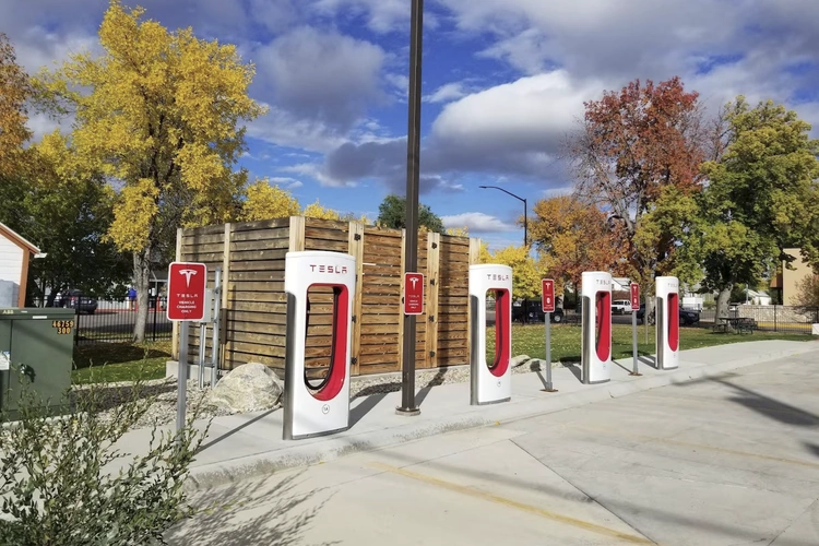 best western sheridan center tesla charger.webp