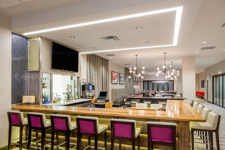 crowne plaza hotel memphis downtown - bar-restaurant.webp