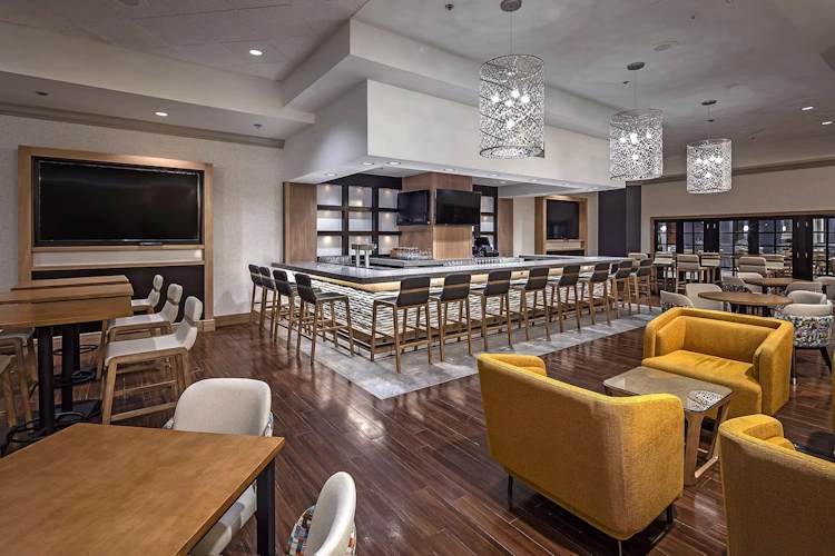 doubletree by hilton hotel modesto - bar.webp