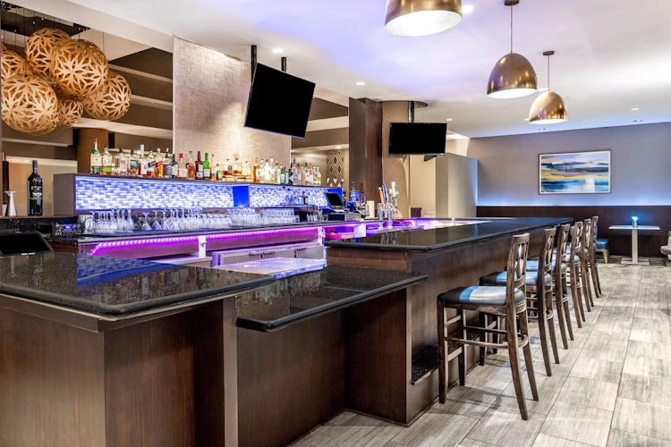 crowne plaza los angeles harbor hotel - bar.webp