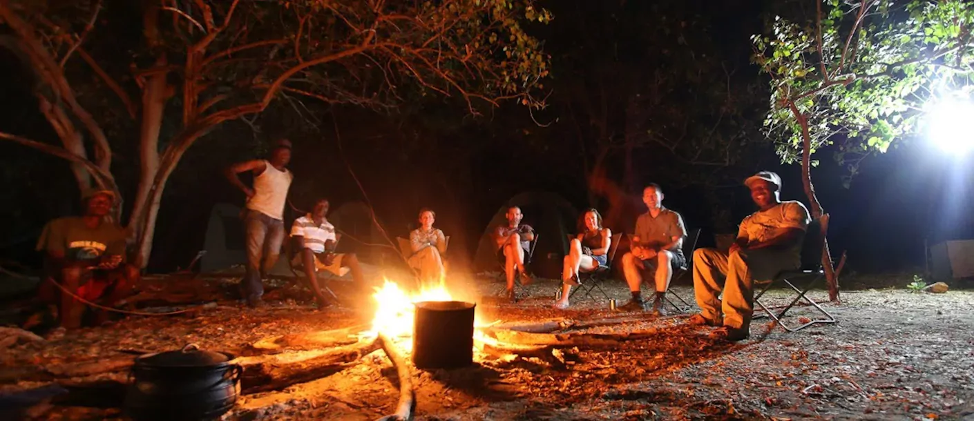 botswana okavango rondom het kampvuur.webp