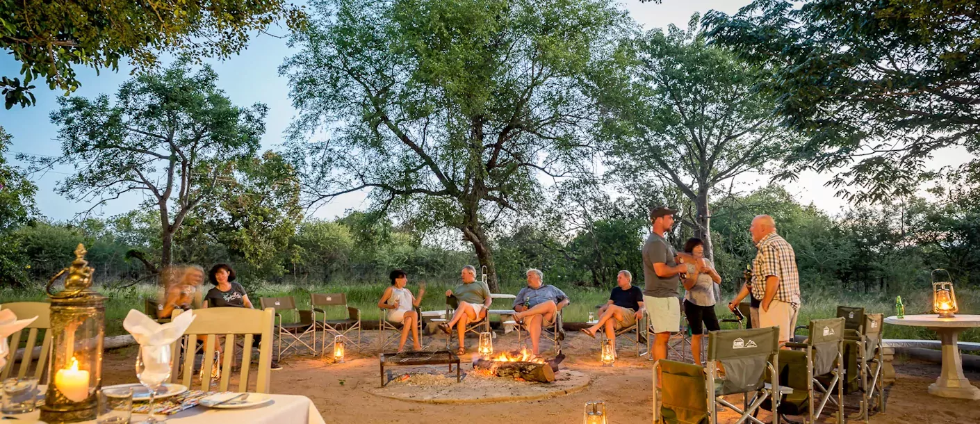 makuwa safari lodge zuid afrika rondom het kampvuur.webp