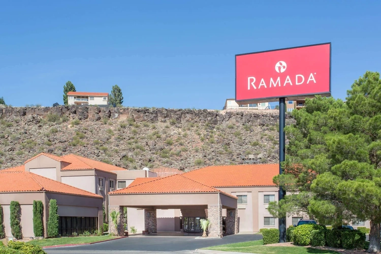 ramada inn st. george buitenkant.webp