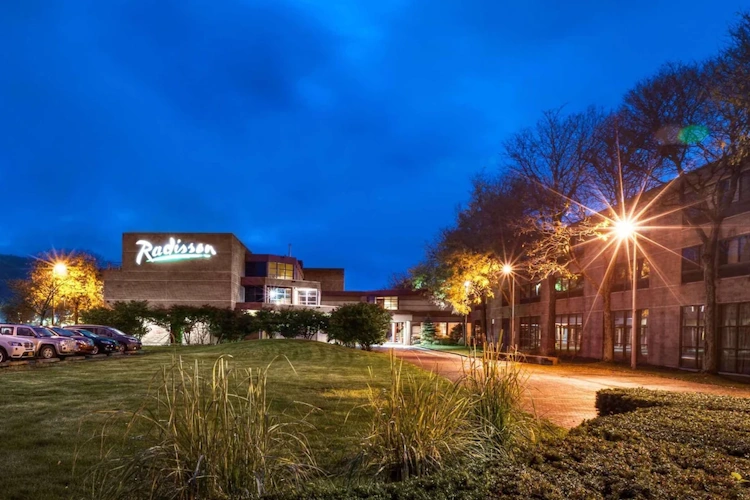 radisson hotel corning - exterieur.webp