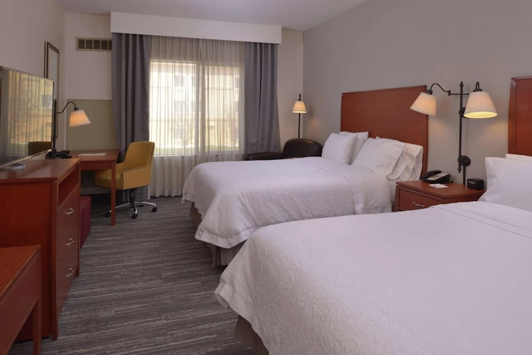 hampton inn and suites north bakersfield - kamer.webp