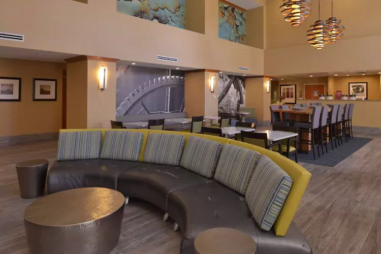 hampton inn and suites north bakersfield - lobby.webp