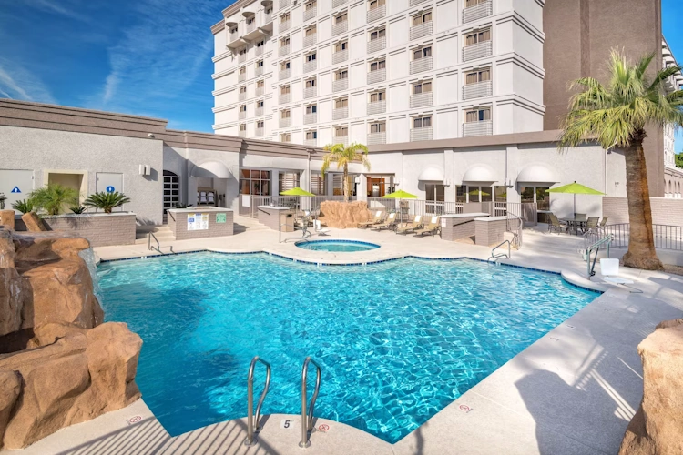 doubletree by hilton phoenix mesa - zwembad buiten.webp