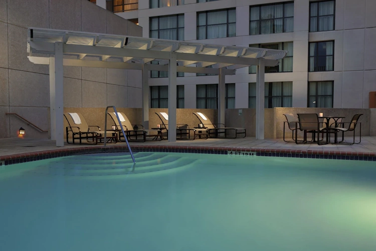 holiday inn san antonio riverwalk - zwembad.webp