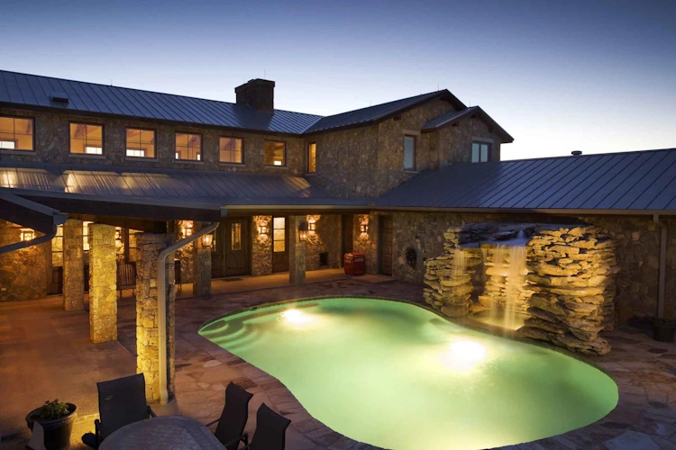 wildcatter ranch resort & spa - zwembad buiten.webp