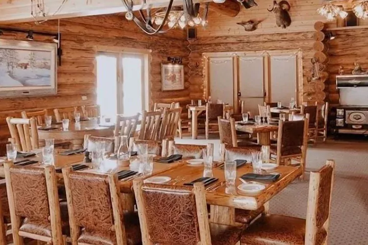 320 guest ranch - dining i.webp