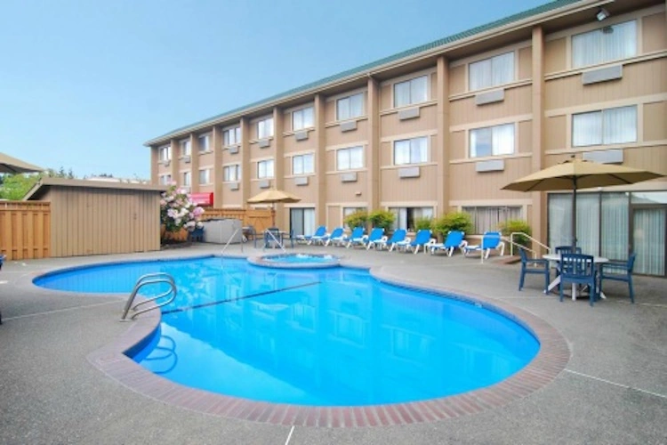 la quinta hotel seattle federal way - zwembad buiten.webp