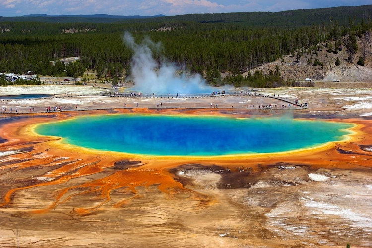 yellowstone geiser old faithful.webp