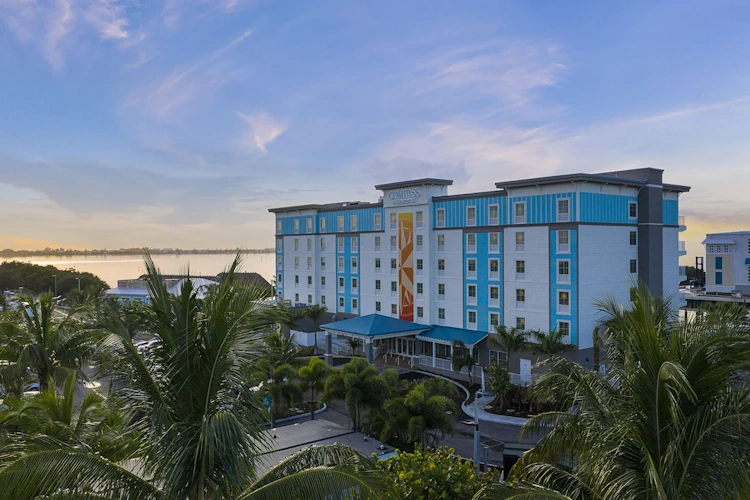 compass hotel by margaritaville anna maria sound buitenkant.webp