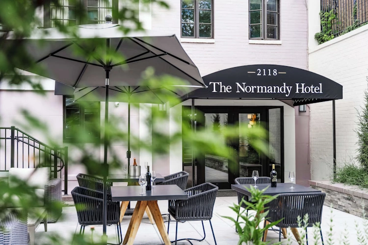 the normandy hotel buitenterras.webp