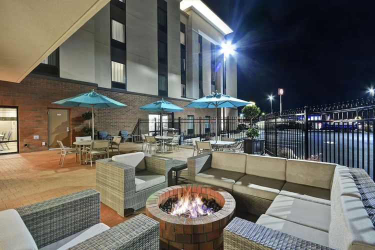 hampton inn & suites grants pass patio.webp