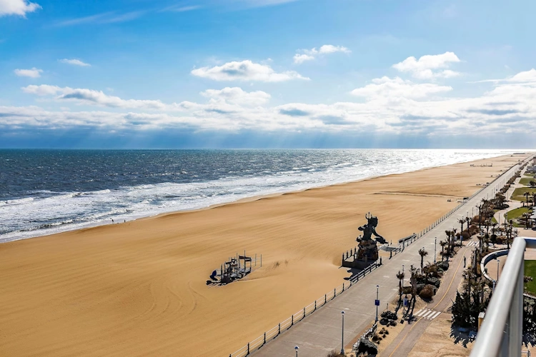 hampton inn virginia beach oceanfront north uitzicht vanaf de kamer.webp