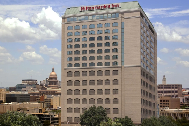 hilton garden inn austin downtown buitenkant.webp