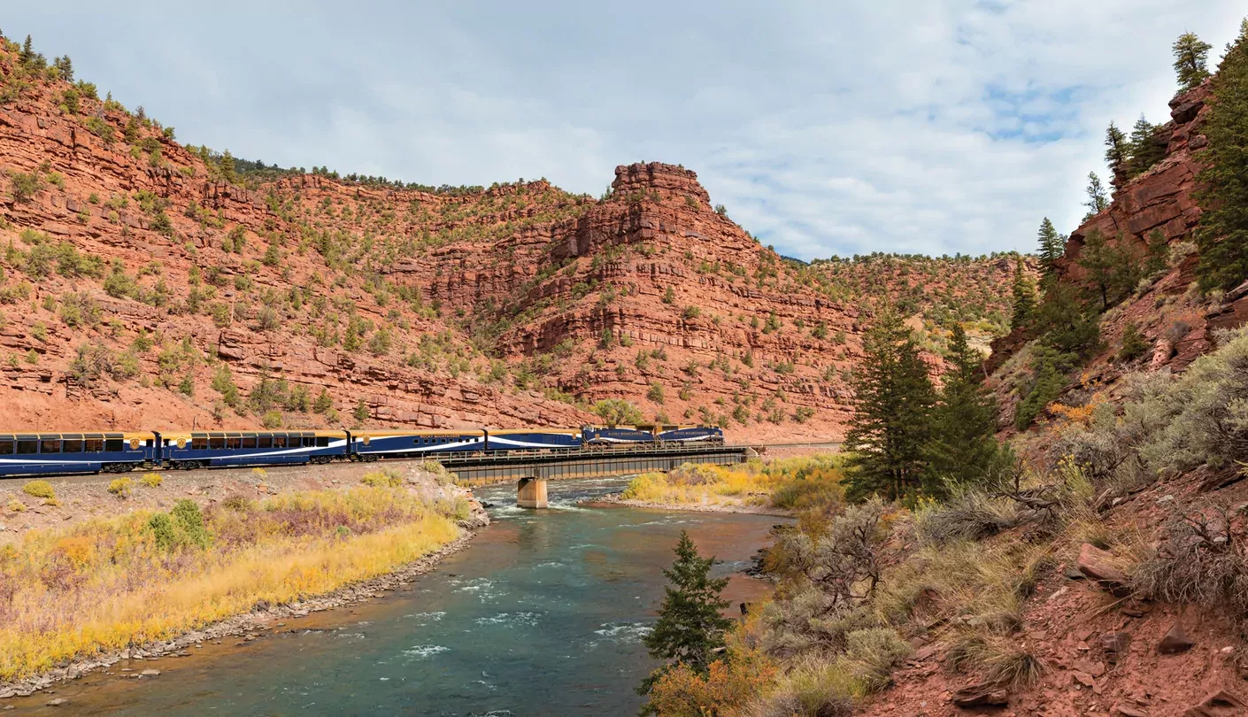 rm21_rtr_train_exterior_red_canyon_edit(1).webp