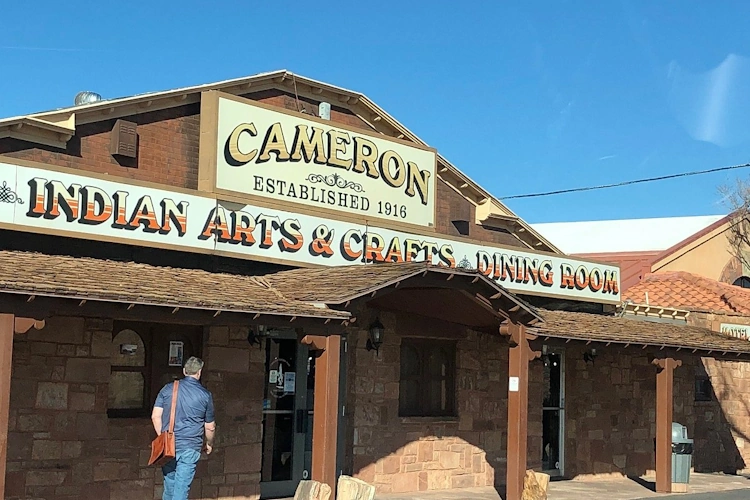 cameron trading post hotel voorkant.webp