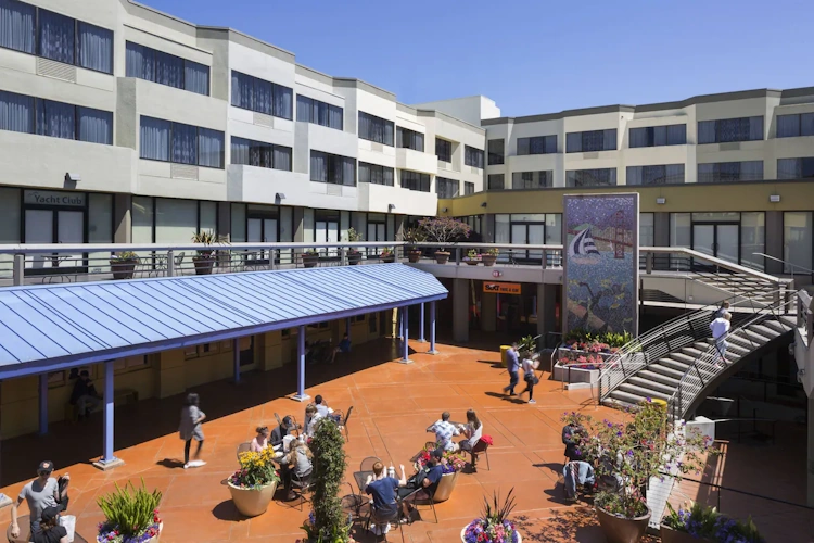 courtyard san francisco fisherman's wharf achterkant.webp