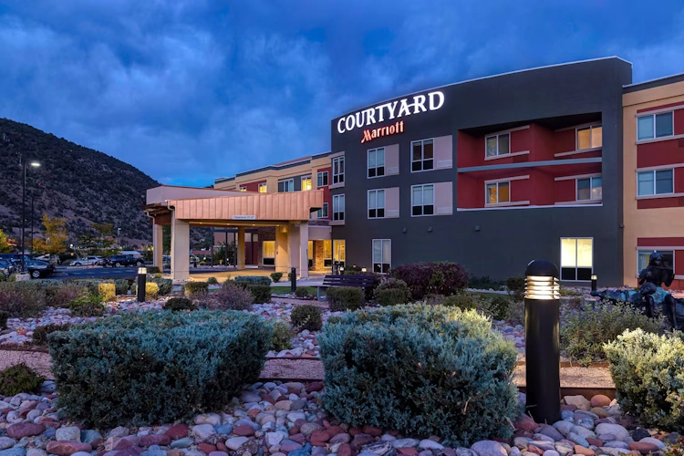 courtyard glenwood springs voorkant.webp