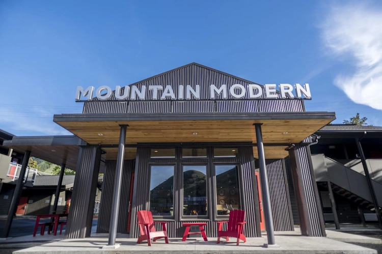 mountain modern motel voorkant.webp