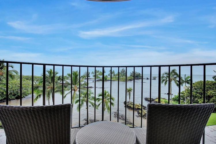 hilo hawaiian hotel balkon.webp