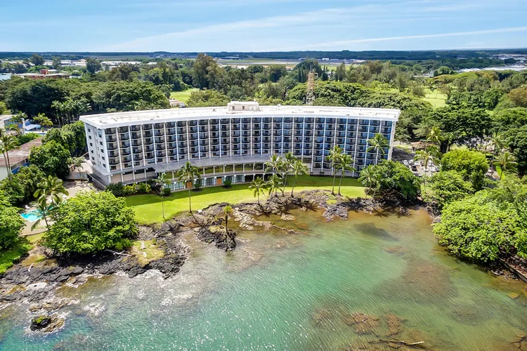 hilo hawaiian hotel buitenkant.webp