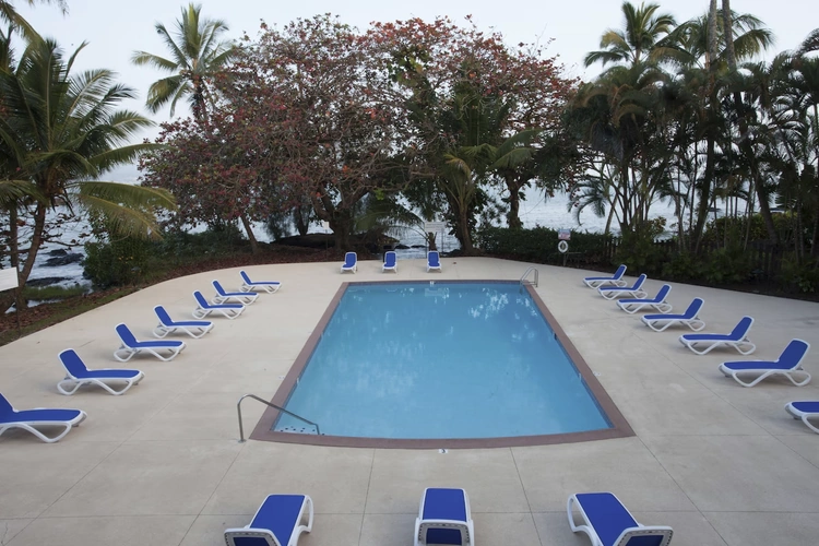 hilo hawaiian hotel zwembad.webp