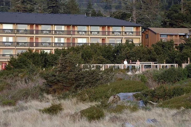 gold beach inn buitenkant.webp