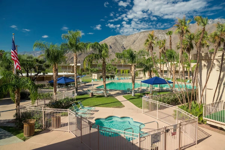 days inn by wyndham palm springs tuin.webp