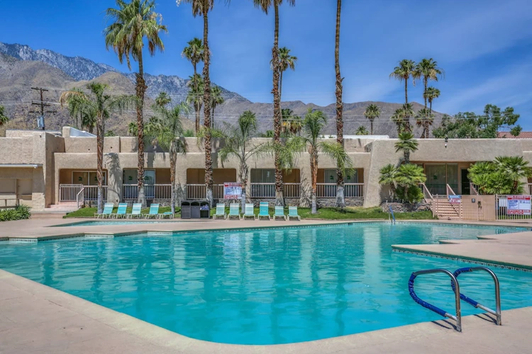 days inn by wyndham palm springs zwembad.webp