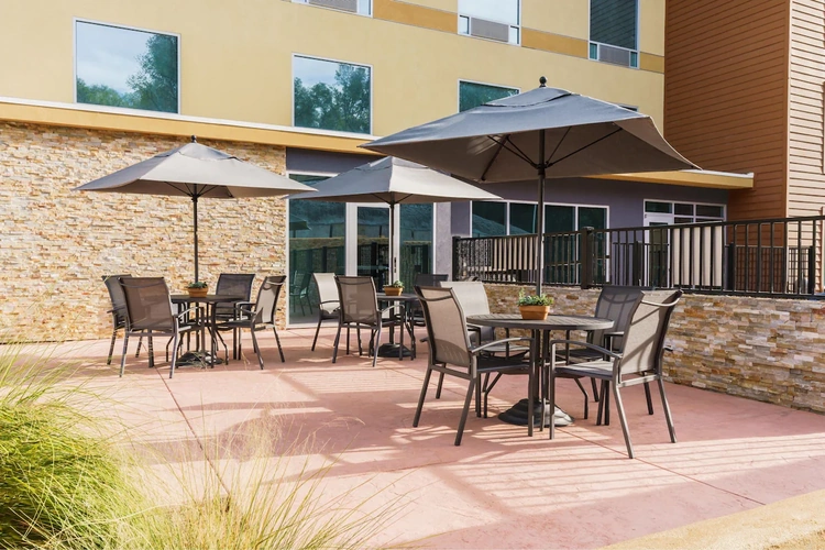 fairfield inn suites oakhurst yosemite buiten.webp