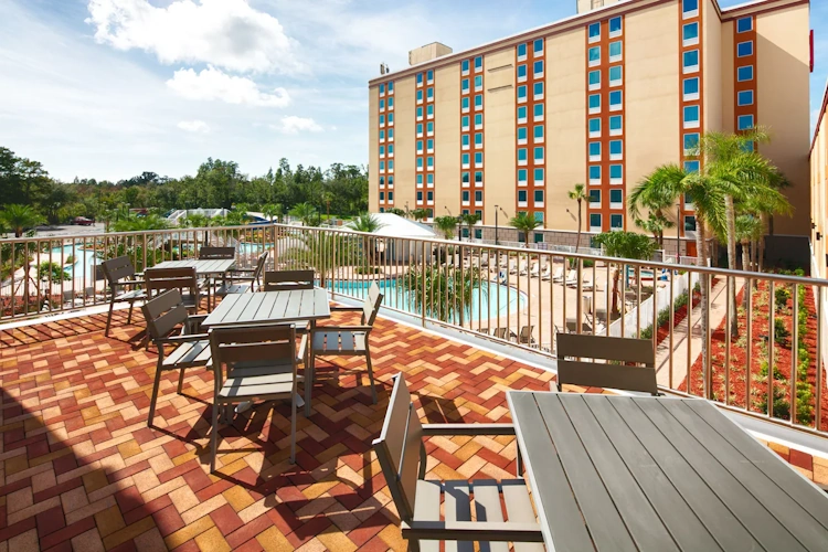 red lion hotel orlando lake buena vista south buiten zitten.webp