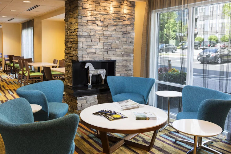 fairfield inn suites atlanta buckhead lobby.webp