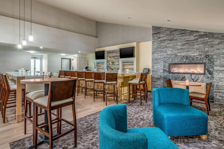 holiday inn cape cod hyannis bar.webp