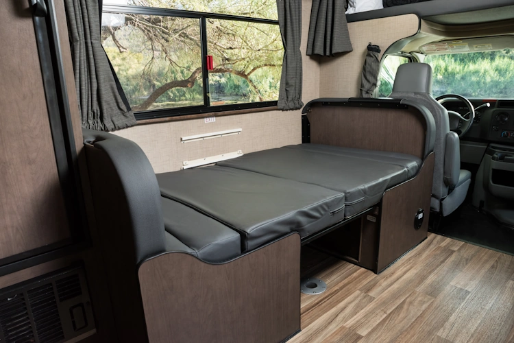 cruise america cruise canada type camper c25 interieur bed voor 001.webp