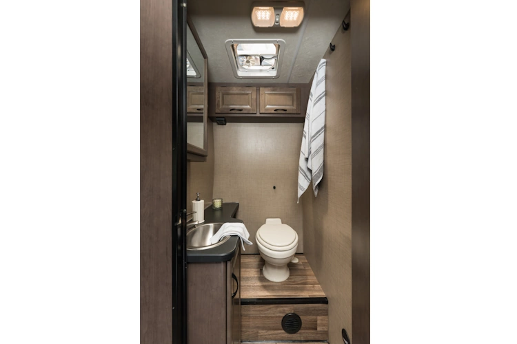 cruise america cruise canada type camper c30 interieur badkamer 001.webp