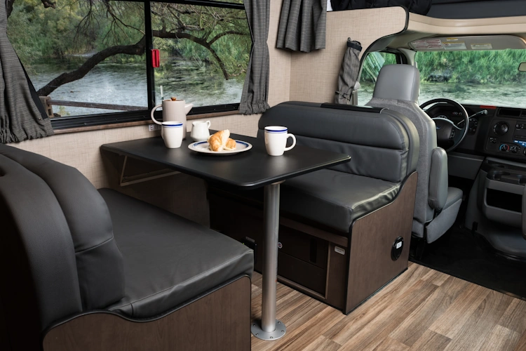 cruise america cruise canada type camper c25 interieur dinette klein 001.webp