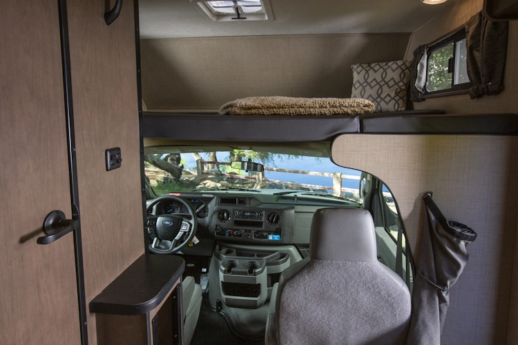 cruise america cruise canada type camper c21 interieur bestuurderscabine 001.webp