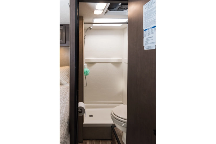 cruise america cruise canada type camper c25 interieur badkamer 001.webp