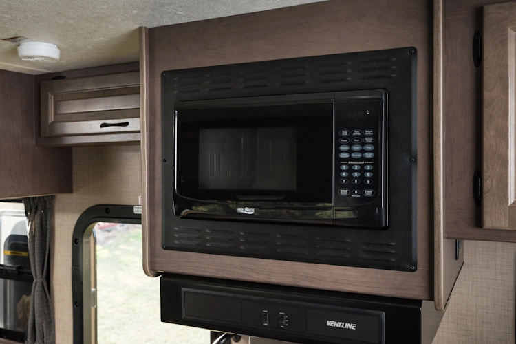 cruise america cruise canada type camper c25 interieur magnetron oven 001.webp