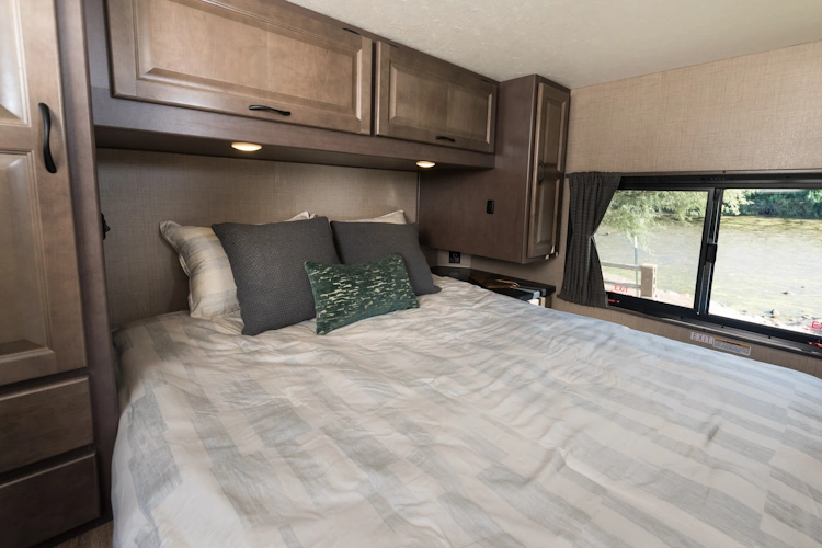 cruise america cruise canada type camper c30 interieur bed achter 001.webp