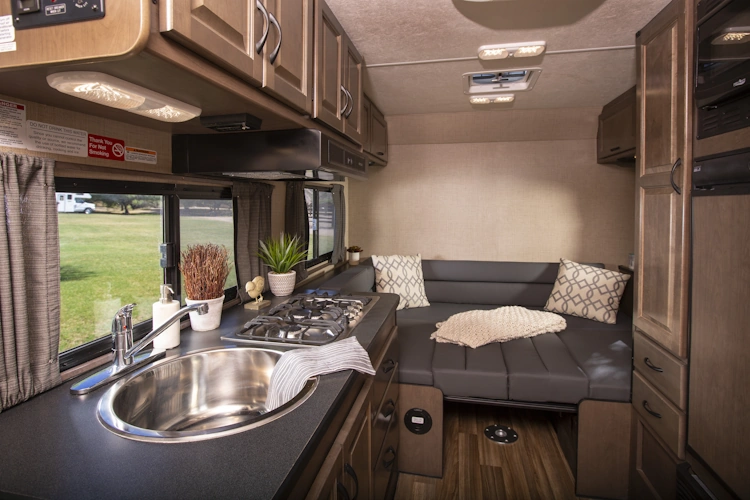 cruise america cruise canada type camper c21 interieur keuken en dinette slaapstand 002.webp