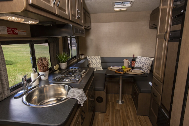 cruise america cruise canada type camper c21 interieur keuken en dinette 002.webp