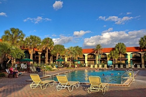 Maingate Lakeside Resort pool